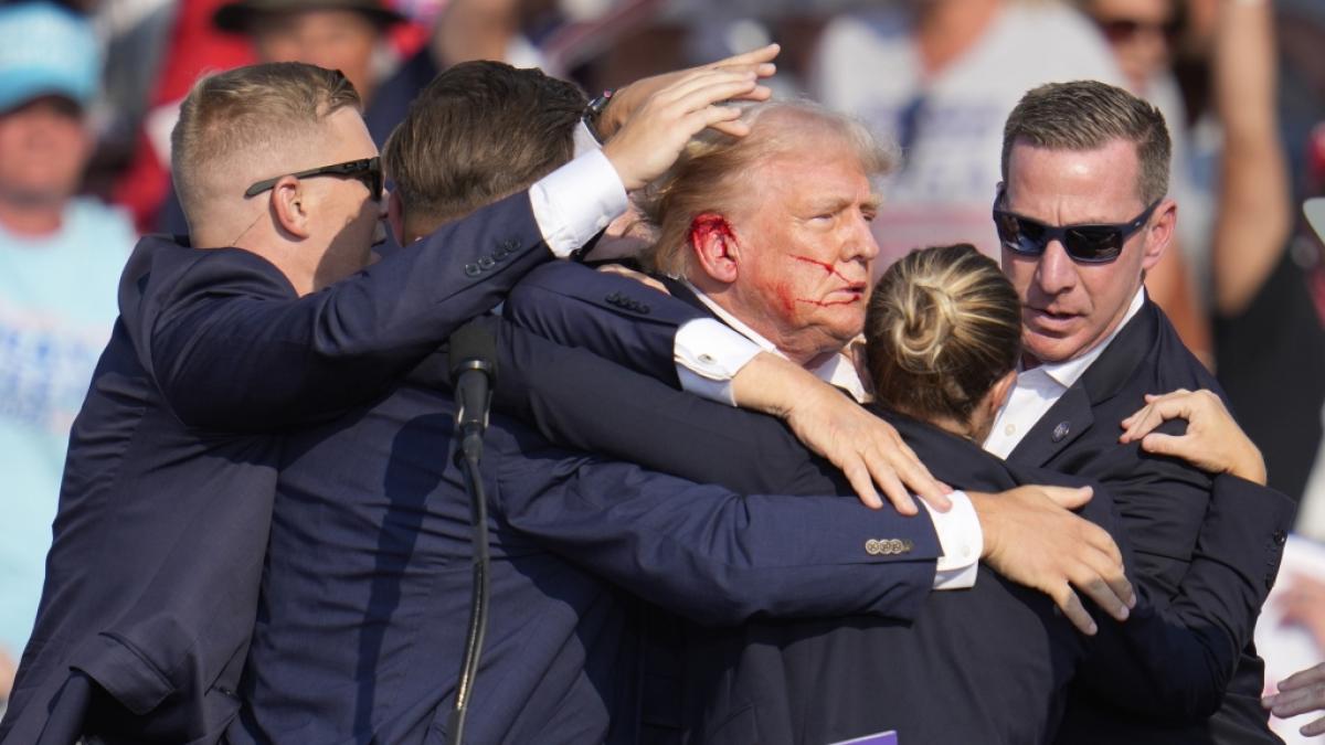 Donald Trump blutet nach dem Attentat bei einer Wahlkampfveranstaltung in Pennsylvania am Ohr. Bei der Aufkl&auml;rung des Vorfalls gibt es seinem republikanischen Parteikollegen Ron Johnson zufolge zu wenig Transparenz. (Foto)