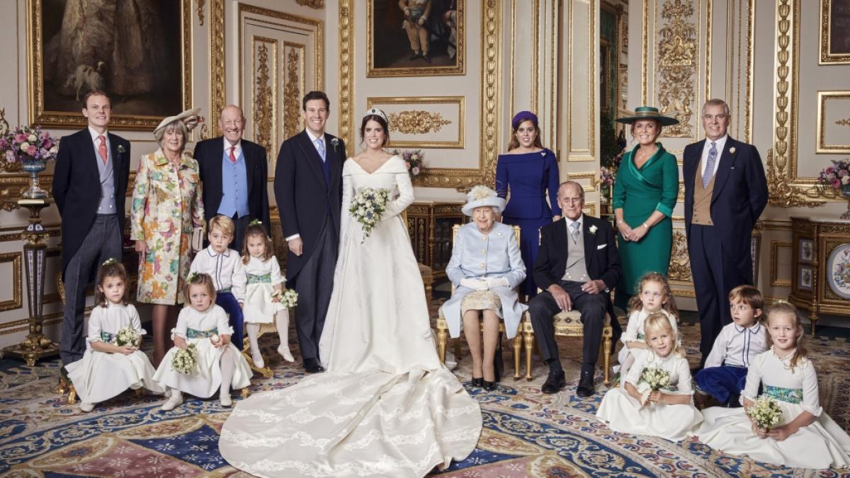 Auf dem offiziellen Hochzeitsfoto von Prinzessin Eugenie strahlen Prinz Philip und seine Ex-Schwiegertochter Sarah Ferguson Seite an Seite - doch in Wahrheit sollen sich die beiden nicht ausstehen k&ouml;nnen. (Foto)