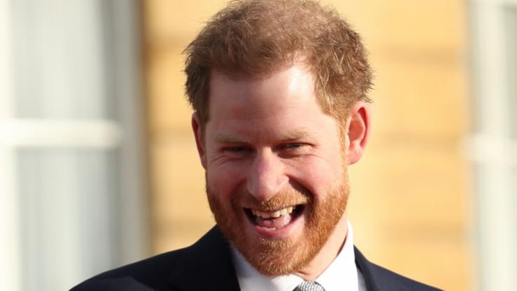 Prinz Harry steht die Vorfreude auf seine Rückkehr nach England ins Gesicht geschrieben.