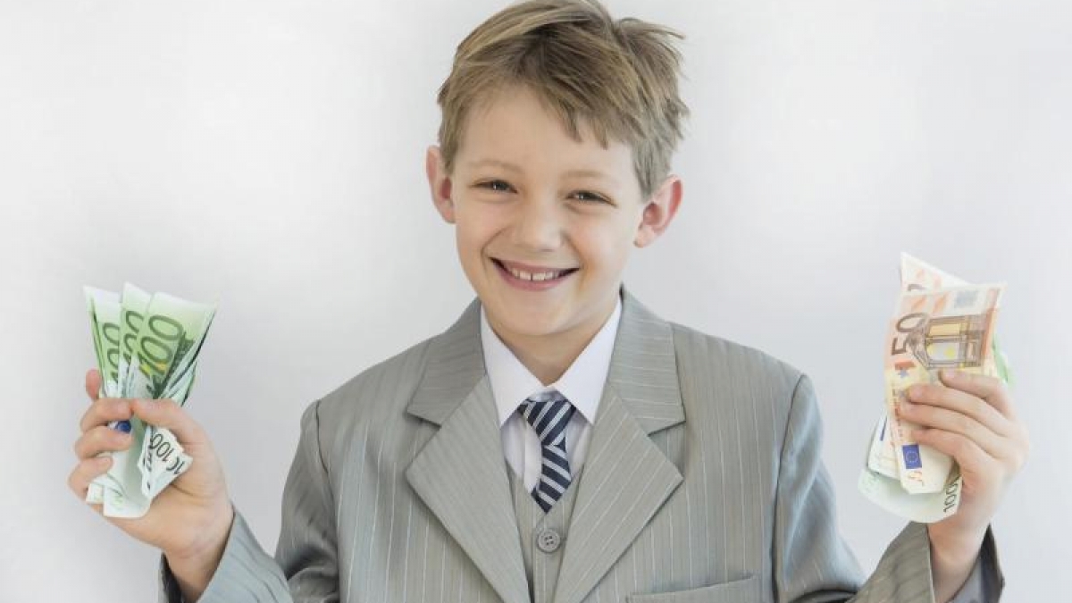 Schon Grundsch&uuml;ler bekommen zur Kommunion oft einen gro&szlig;en Batzen Geld. Was damit passiert, sollten die Eltern nicht einfach allein entscheiden. (Foto)