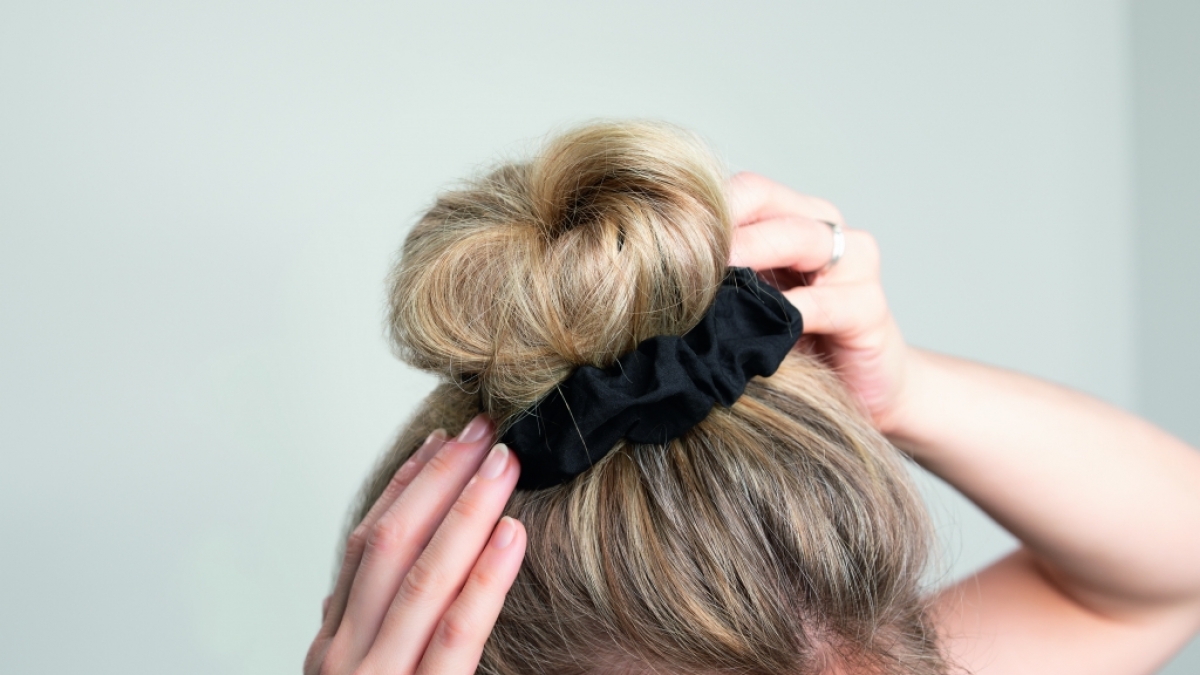Der schwarze Scrunchie eignet sich perfekt f&uuml;r einen Dutt. (Foto)