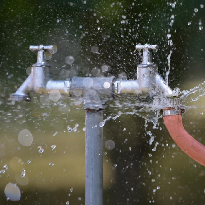 Kind mit Wasser aus Gartenschlauch verbrüht