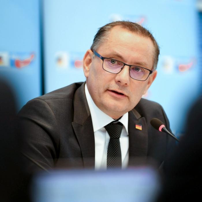 Nach mutmaßlichem Anschlag! AfD-Chef erneut operiert