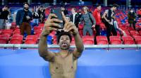 Karim Adeyemi macht ein Selfie im Stadion nach einem U21-Spiel.