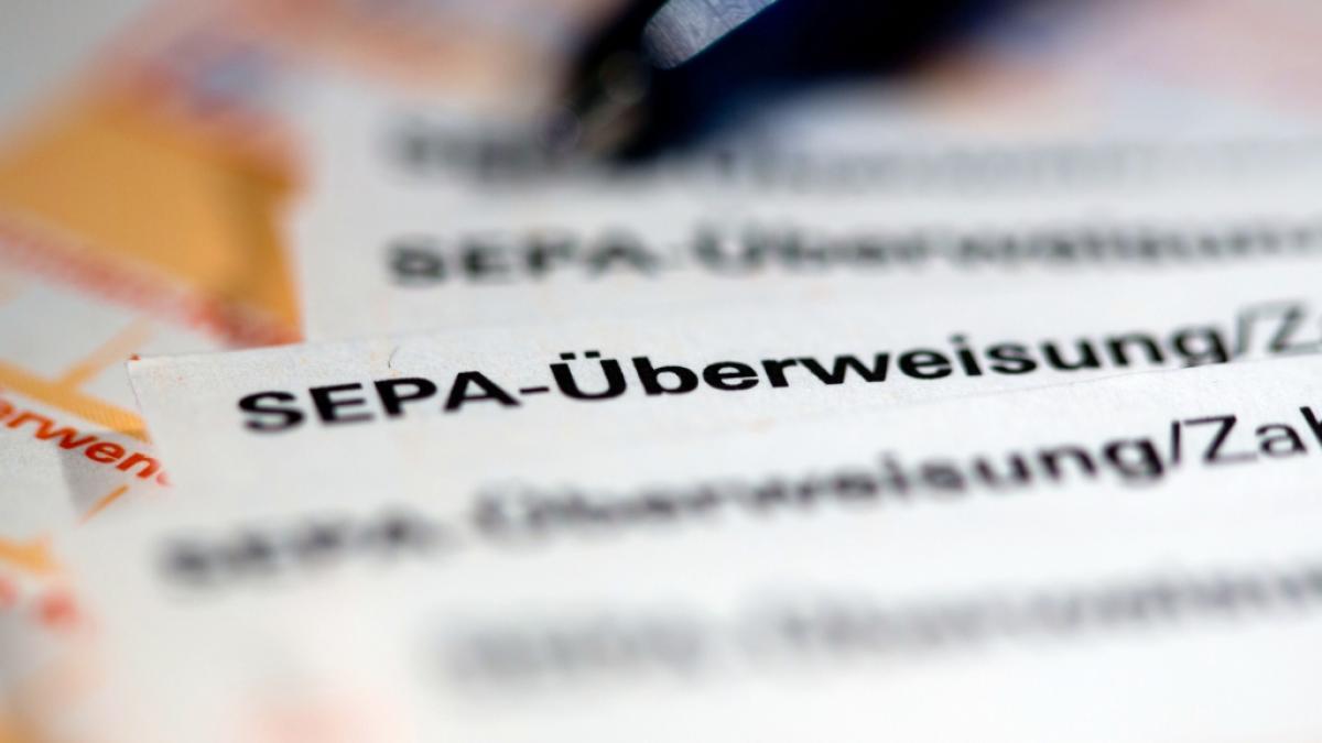Ab dem 9. Oktober 2025 sind Banken in Deutschland verpflichtet, Echtzeit&uuml;berweisungen anzubieten - nicht die einzige &Auml;nderung, auf die sich Bankkunden gefasst machen m&uuml;ssen. (Foto)
