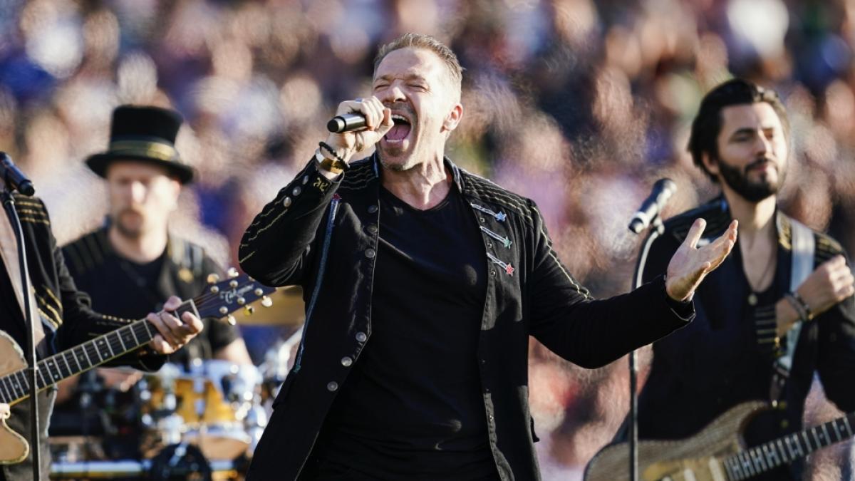Die K&ouml;lner Musikgruppe H&ouml;hner performt auf der B&uuml;hne. (Foto)