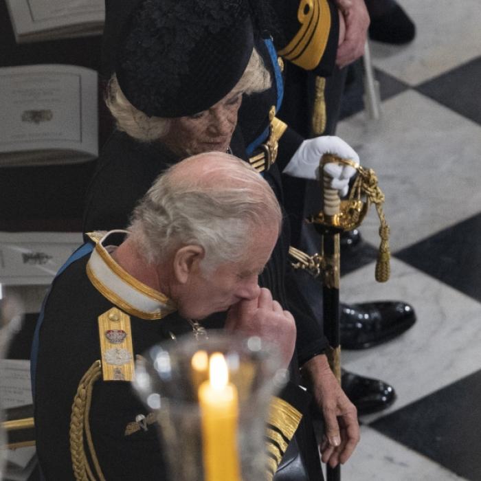 Zusammenbruch im Palast! Ist der Monarch mit den Kräften am Ende?