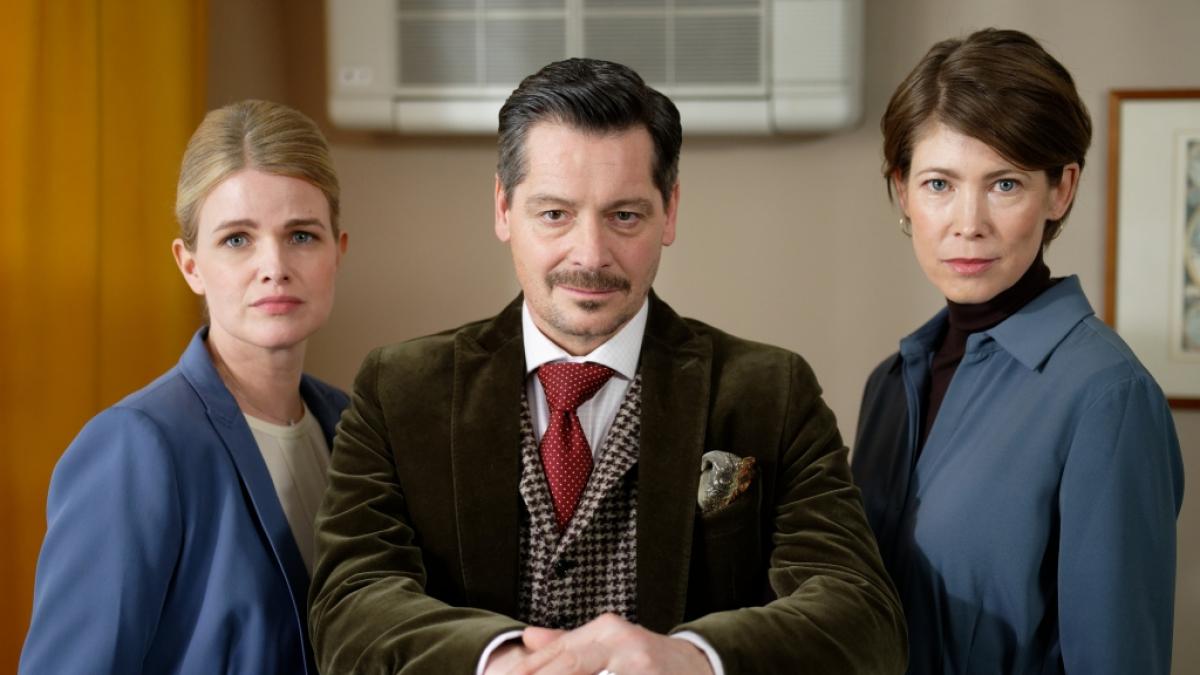 Die Schauspieler Mira Bartuschek, Fritz Karl und Sonja Baum (l-r) sitzen bei Dreharbeiten f&uuml;r die zweite Staffel der ARD-Anwaltsserie "Falk" am Filmset. (Foto)