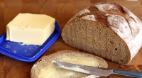 Margarine statt Butter - aber so leicht ist es nicht. Manche der pflanzlichen Streichfette, wie Rama oder die Ja-Produkte, enthalten nämlich Milch.