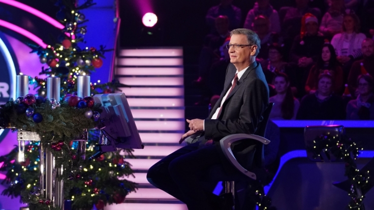 Tannenbaum, Weihnachtsdeko und Geschenke für die Kandidaten beim Weihnachts-Special von