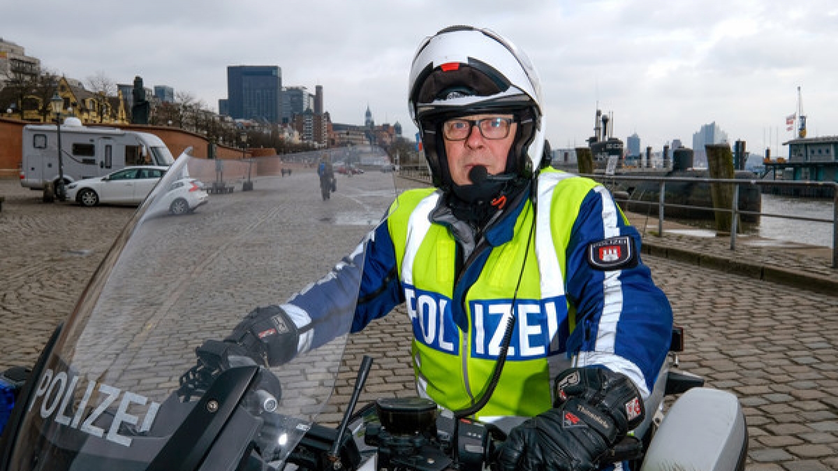 Thorsten K&auml;ufer ist Motorrad-Polizist - und Statist beim "Gro&szlig;stadtrevier". Hier ist er in Hamburg am Fischmarkt auf seinem Motorrad. (Foto)