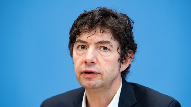 Christian Drosten, Direktor des Instituts für Virologie an der Charité Berlin, äußert sich in der Bundespressekonferenz zur Ausbreitung des Coronavirus.