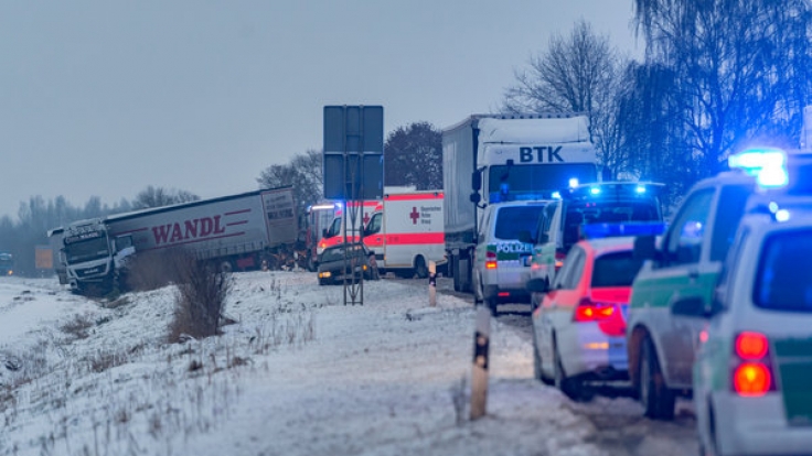 Glatteis-Regen sorgte in Deutschland für Hunderte Unfälle.