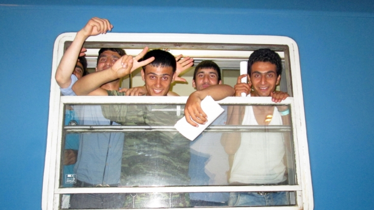 Junge Flüchtlinge, die aus Serbien über die Grenze nach Ungarn eingereist sind, in einem Zug am 20. Juli 2015.