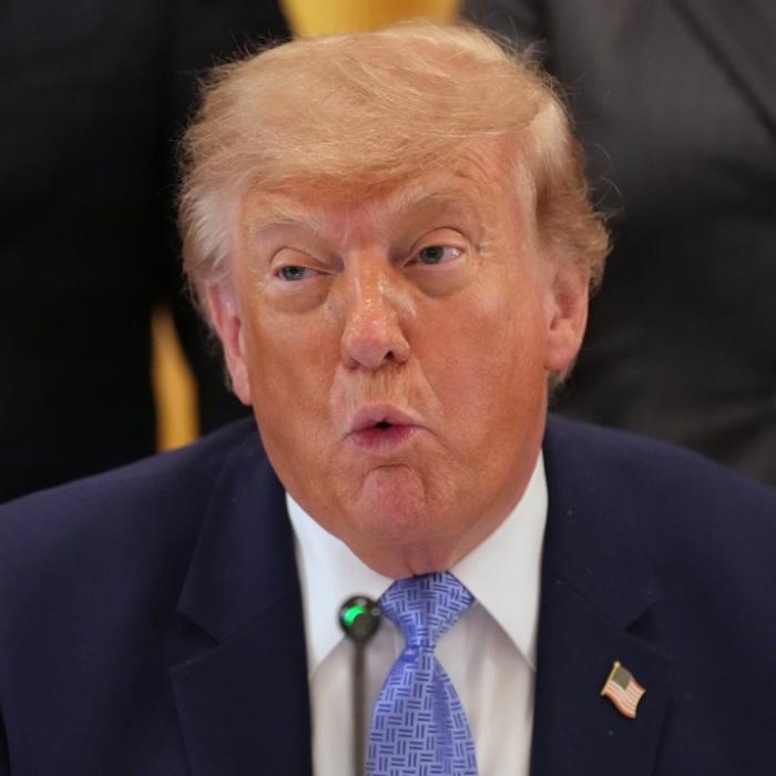 Donald Trump scherzt über seine Arbeit als US-Präsident.