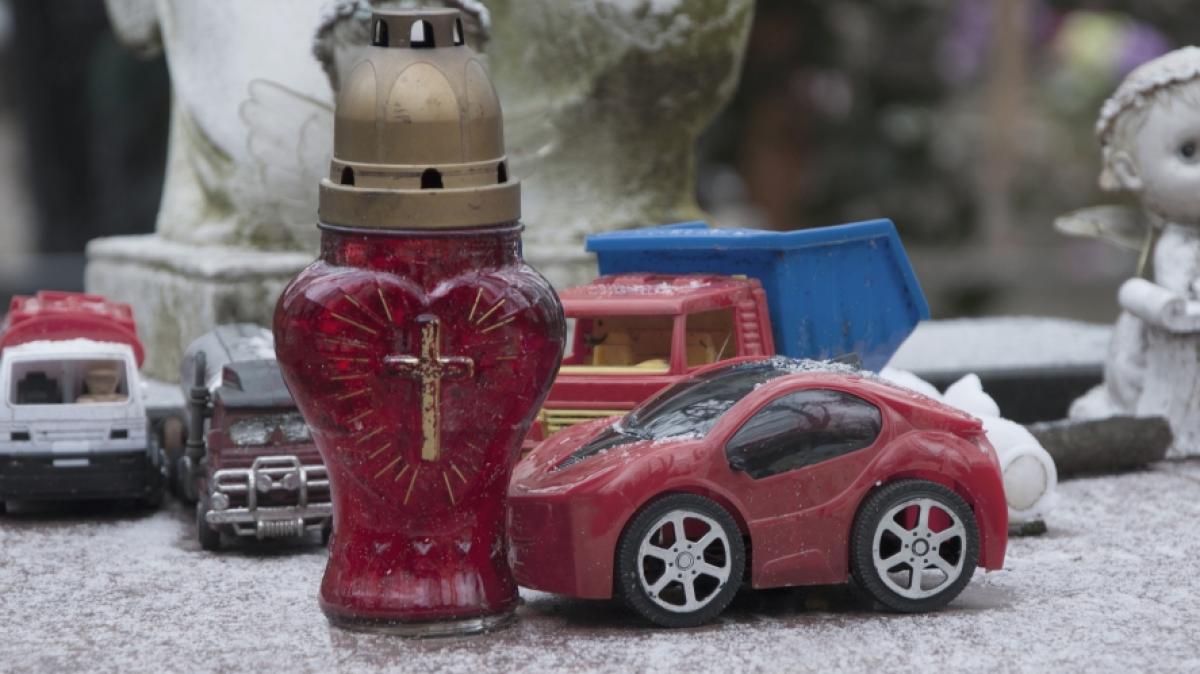 Ein Zwillingsp&auml;rchen wurde tot in einem Auto vor einer Kita entdeckt. (Foto)