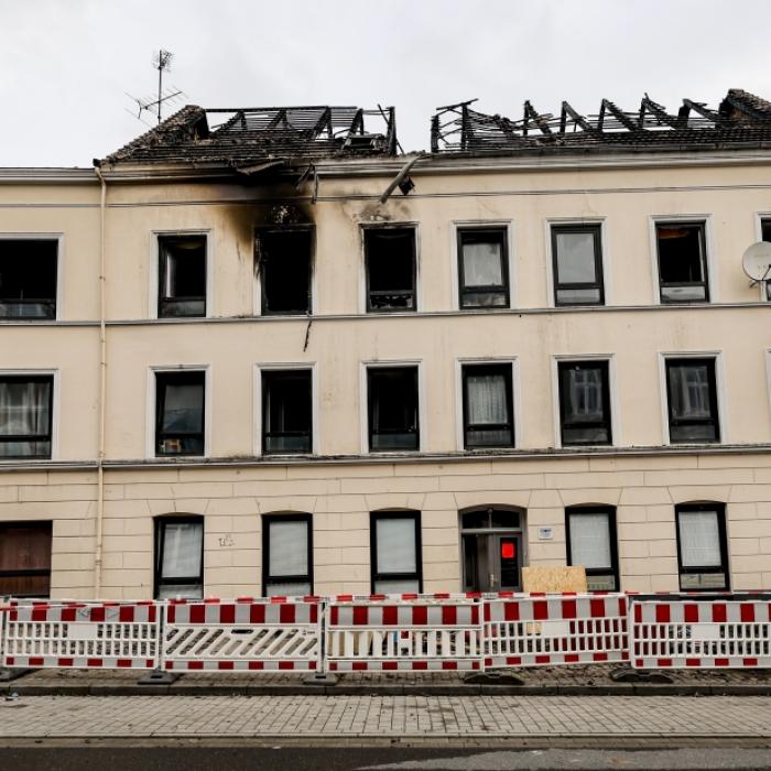 Oma und Enkel tot nach Wohnhausbrand - Gaffer behindern Löscharbeiten