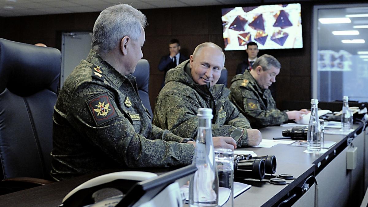 Werden Verteidigungsminister Sergej Schoigu (l.) und Wladimir Putin bald eine Mega-Armee in Russland aufstellen? (Foto)