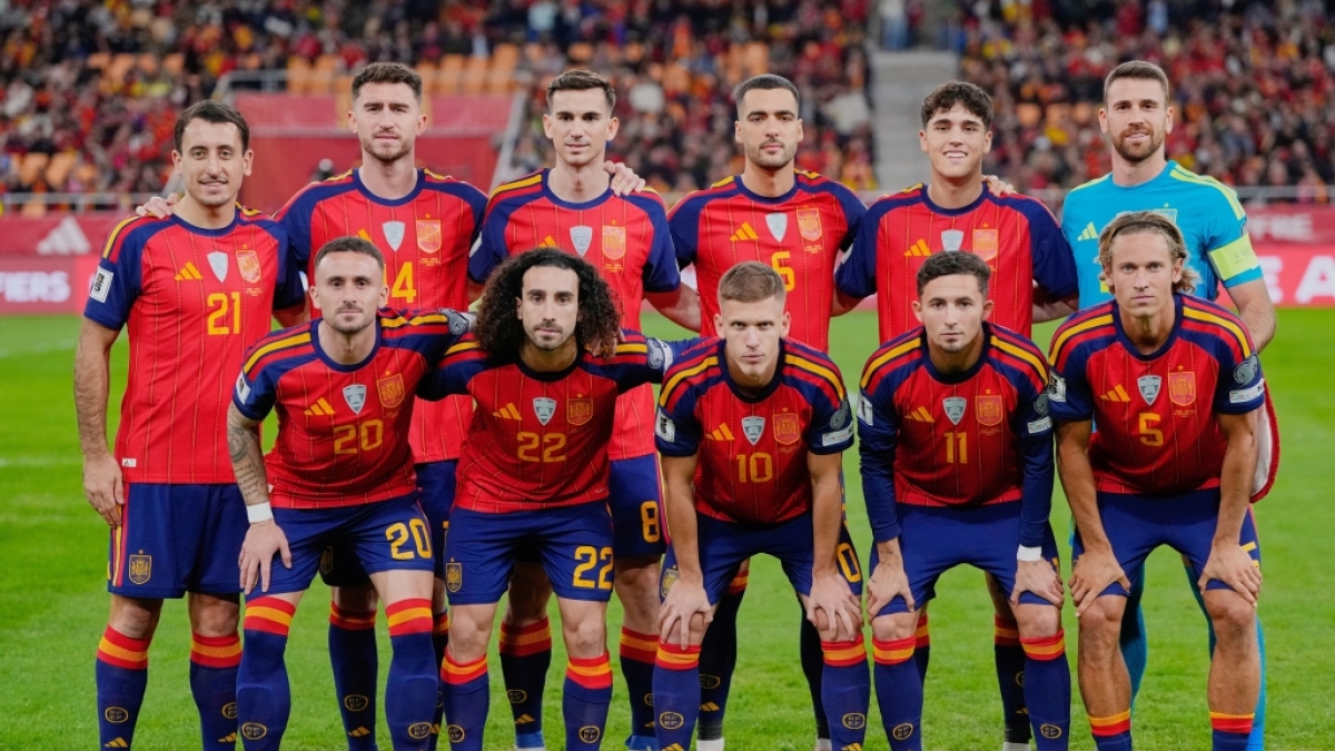 Die Spieler Spaniens posieren f&uuml;r ein Mannschaftsfoto vor dem WM 2026-Qualifikationsspiel der Gruppe E gegen die T&uuml;rkei. Spanien nimmt an der Fu&szlig;ball-WM 2026 teil, am 18.11.2025. (Symbolbild) (Foto)