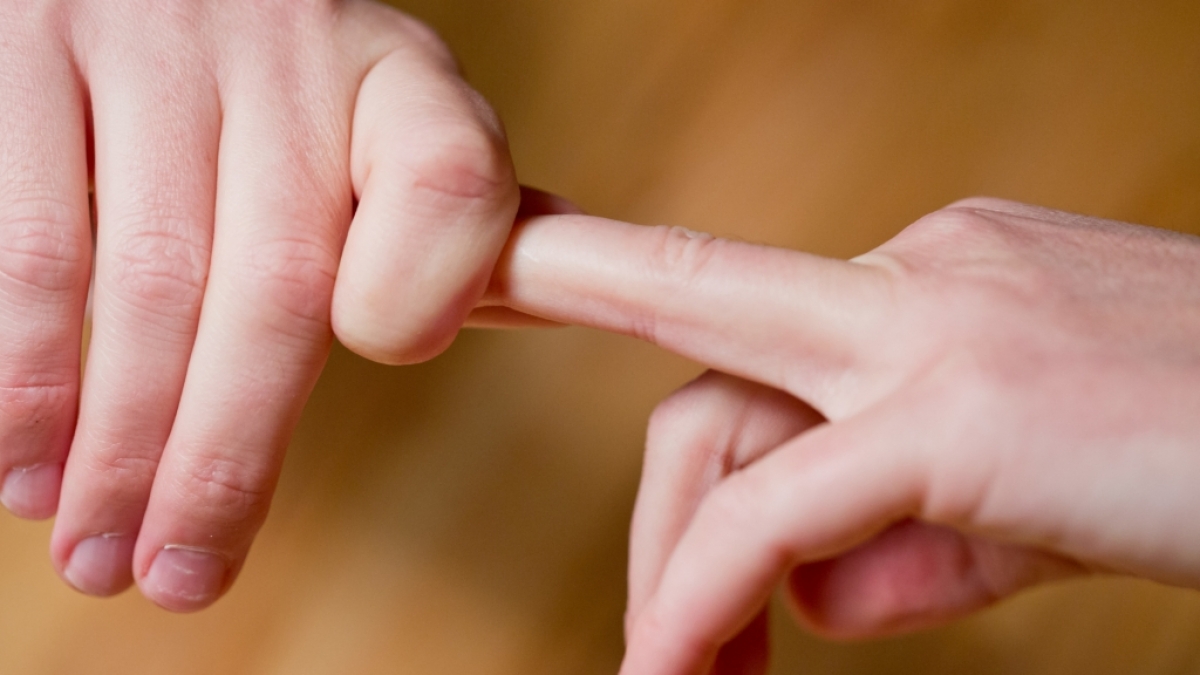 Der Mythos h&auml;lt sich hartn&auml;ckig: Mit den Fingergelenken zu knacken, verursacht Rheuma oder Gicht. (Foto)