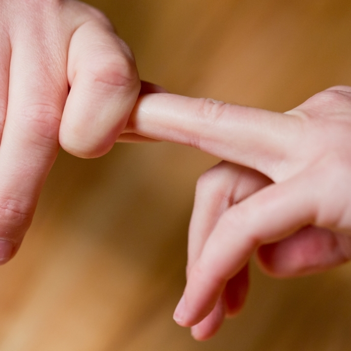 Verursacht das Knacken mit den Fingern wirklich Rheuma?