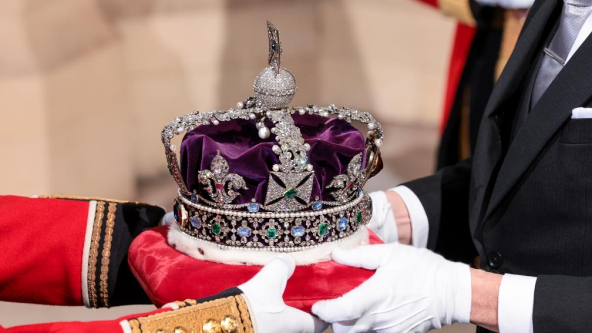 Die Staatskrone (Imperial State Crown) wird vor der Er&ouml;ffnung des Parlaments im House of Lords am Eingang des Souver&auml;ns zum Palace of Westminster &uuml;bergeben. (Foto)