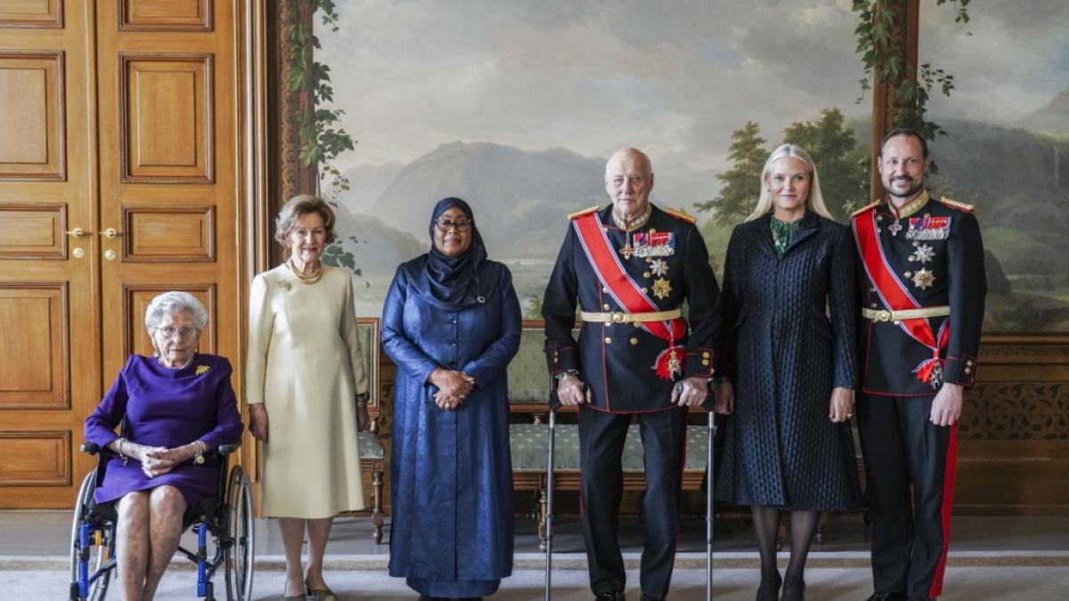 Prinzessin Astrid (links) zusammen mit K&ouml;nigin Sonja von Norwegen, Samia Suluhu Hassan, Pr&auml;sidentin von Tansania, K&ouml;nig Harald V. von Norwegen, Kronprinzessin Mette-Marit und Kronprinz Haakon. (v.l.n.r.) (Foto)