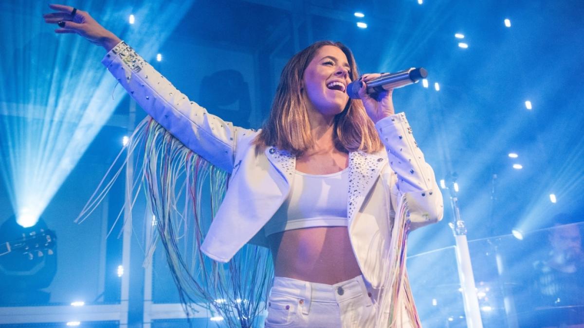 Vanessa Mai singt auf einem Konzert. (Foto)