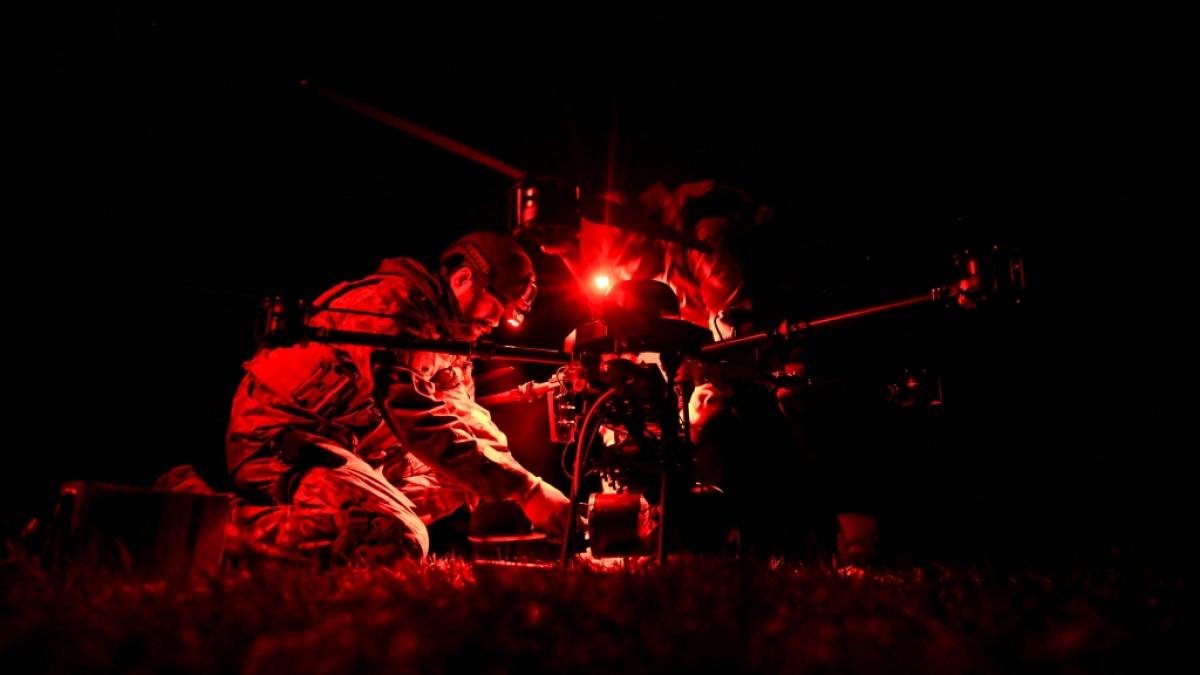 Ein ukrainischer Soldat startet eine schwere "Vampir"-Bomberdrohne. (Foto)