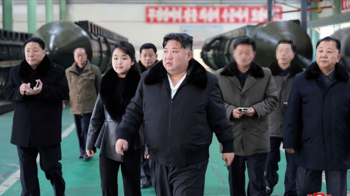 Kim Jong Un und seine Tochter kamen beim Besuch einer milit&auml;rischen Produktionsst&auml;tte im Partner-Look. (Foto)