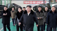 Kim Jong Un und seine Tochter kamen beim Besuch einer militärischen Produktionsstätte im Partner-Look.