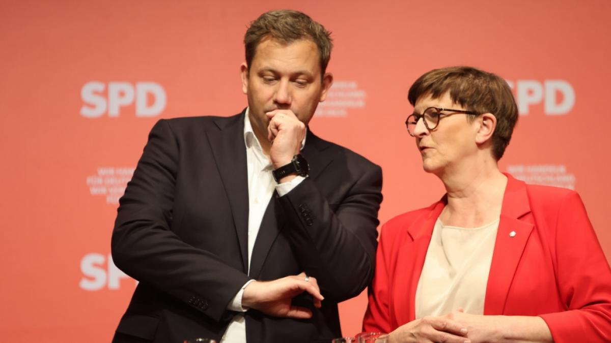 Hier noch eng nebeneinander: SPD-Parteivorsitzender Lars Klingbeil und Parteivorsitzende Saskia Esken.&nbsp; (Foto)