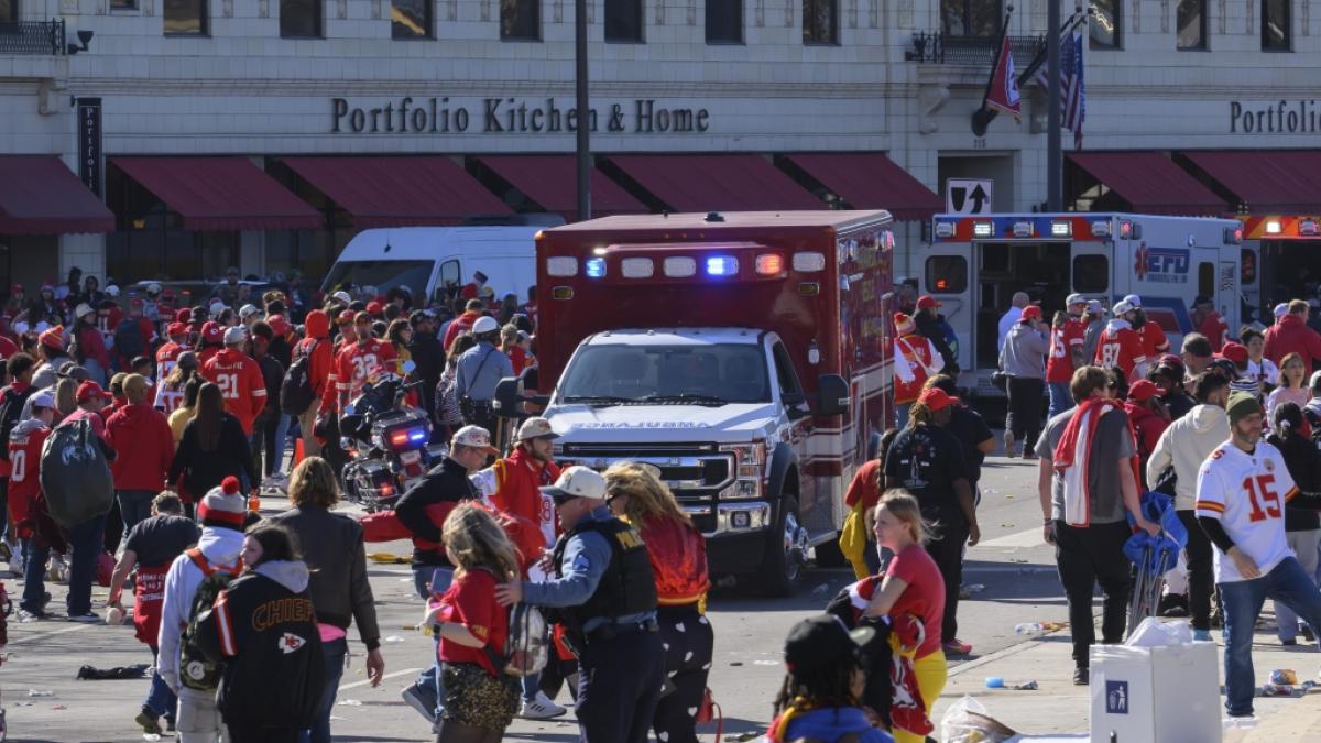 Die gro&szlig;e Parade der Kansas City Chiefs nach ihrem vierten Super-Bowl-Titel ist von einem schweren Zwischenfall &uuml;berschattet worden. Am Rande der Veranstaltung sind Sch&uuml;sse gefallen. (Foto)