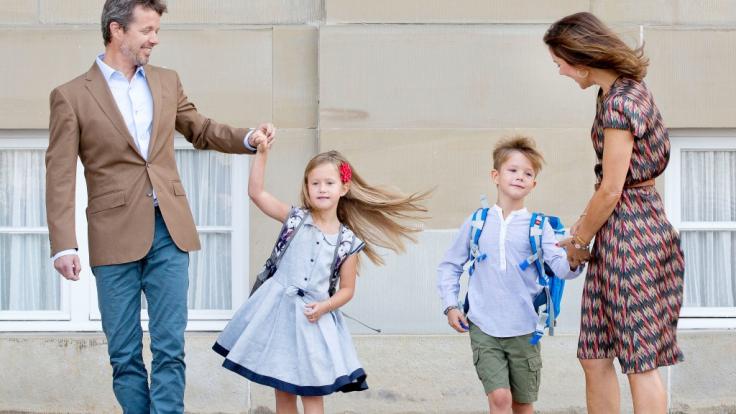 Kronprinz Frederik von Dänemark und seine Frau Prinzessin Mary mit ihren Zwillingen Prinzessin Josephine und Prinz Vincent an deren erstem Schultag.