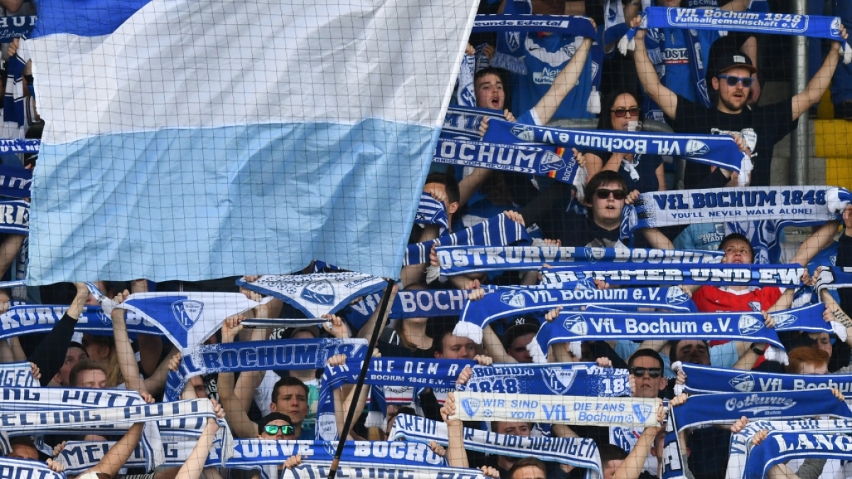 Mit den Schals in der Luft unterst&uuml;tzen die Fans den VfL Bochum. (Symbolbild) (Foto)