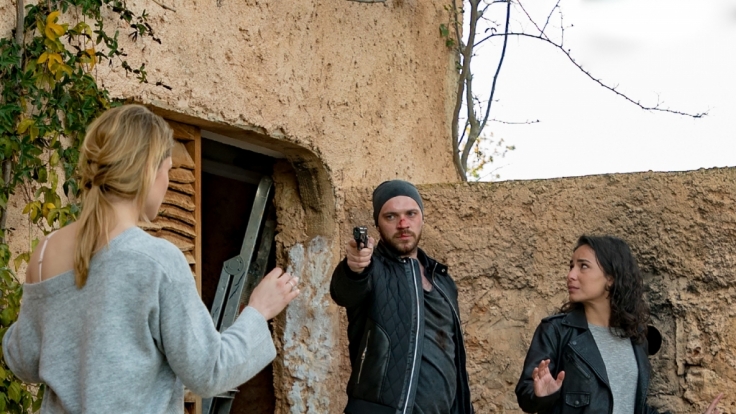 Erik Fritsche (Patrick Heinrich, links), der Ehemann von Shirin (Gamze Senol, rechts), bedroht Sophie (Lea Marlen Woitack, links vorn) mit einer Waffe.