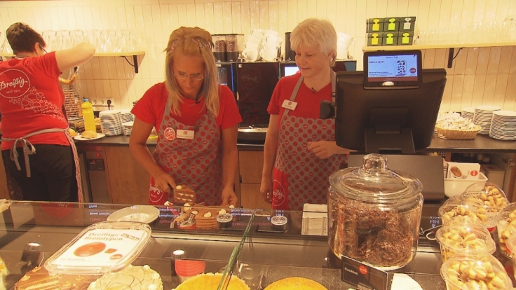 Antje Dreißig an der Theke der Bäckerei Dreißig.