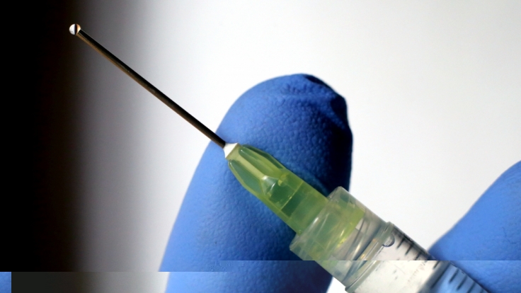 Während der Studie zu einem Corona-Impfstoff des Pharmakonzerns AstraZeneca in Brasilien ist ein Proband gestorben.