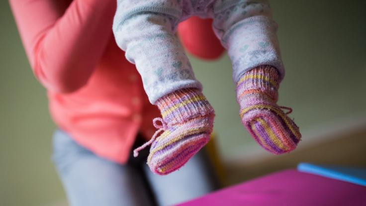 Tagesmutter misshandelt einen Jungen - und darf trotzdem weiter auf Kinder aufpassen.