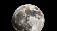Kurz nach dem Jahreswechsel leuchtet der Vollmond am Himmel.