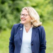 Svenja Schulze lacht bei einem Besuch auf einem landwirtschaftlichen Betrieb.