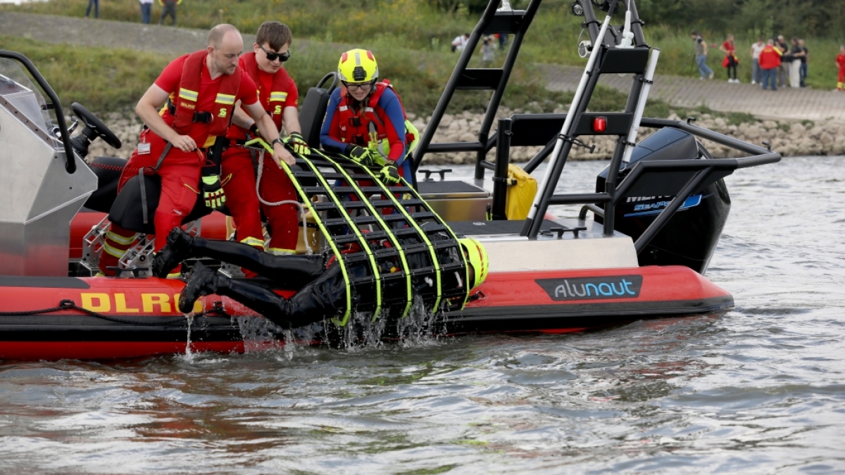 Die DLRG meldet einen Notfall mit einer Person im Wasser (Symbolbild). (Foto)