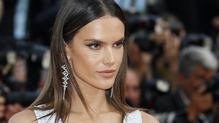 Alessandra Ambrosio zeigte sich im Netz ganz verführerisch.