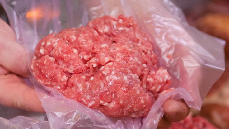 Die Supermarktkette Kaufland ruft aus Gründen des vorbeugenden Verbraucherschutzes Rinderhackfleisch von K-Purland zurück (Symbolfoto).