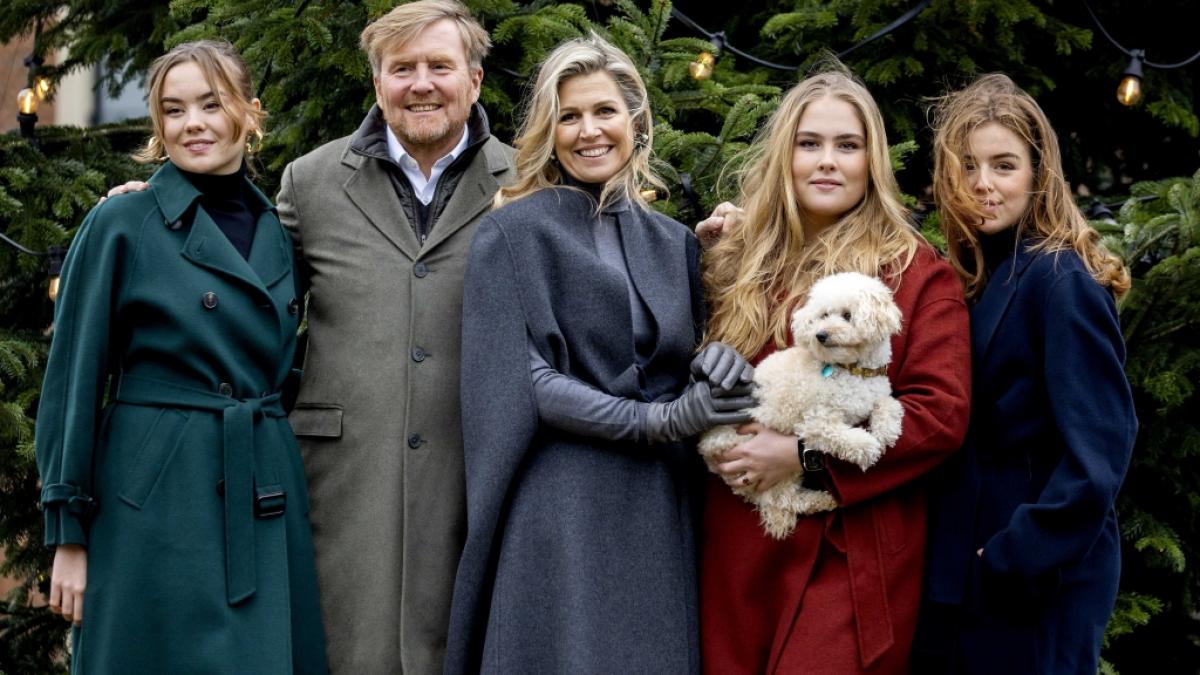 Der niederl&auml;ndische K&ouml;nig Willem-Alexander und seine Ehefrau K&ouml;nigin M&aacute;xima sorgen sich um ihre &auml;lteste Tochter Prinzessin Amalia (2.v.r.): Die Kronprinzessin muss operiert werden. (Foto)