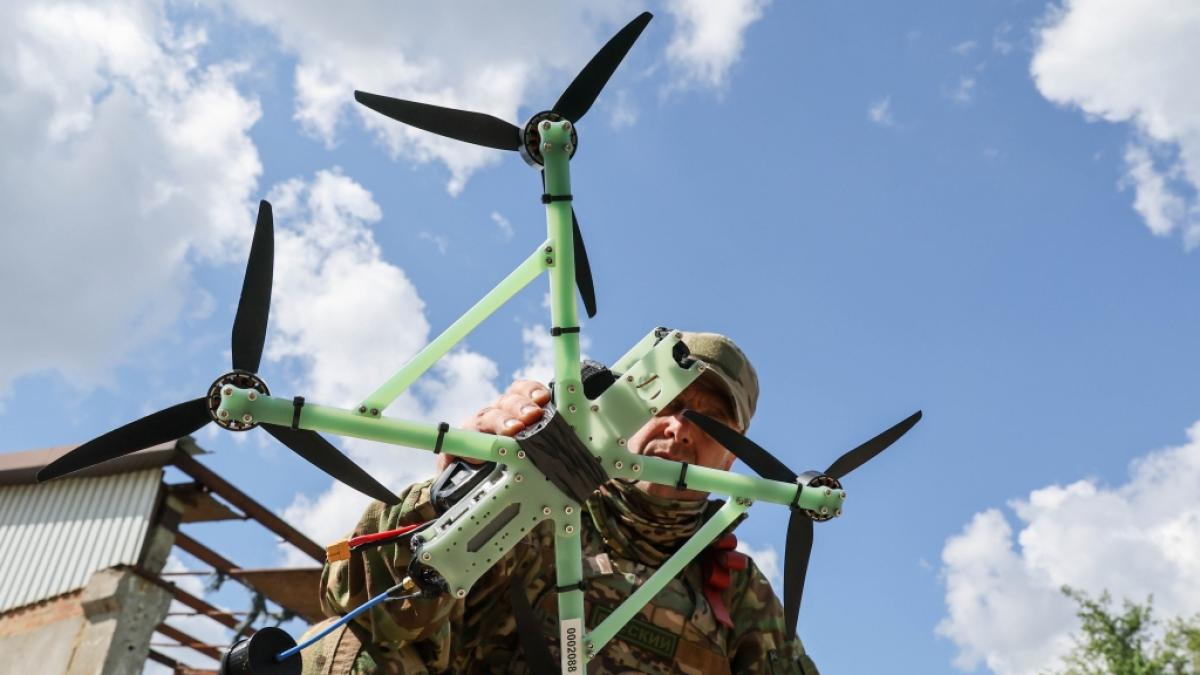 Ein russischer Soldat mit einer Drohne (Symbolfoto). (Foto)