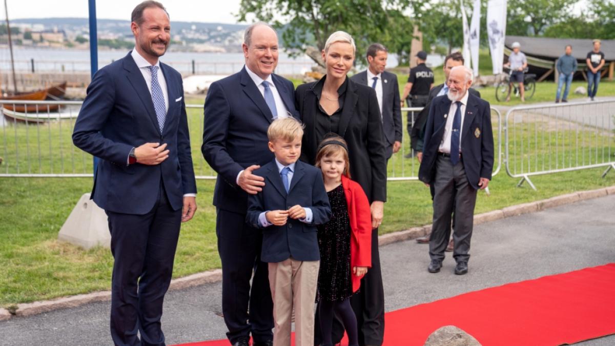 Kronprinz Haakon von Norwegen nahm F&uuml;rst Albert, Prinzessin Charl&egrave;ne und den Nachwuchs Jacques und Gabriella in Oslo in Empfang. (Foto)