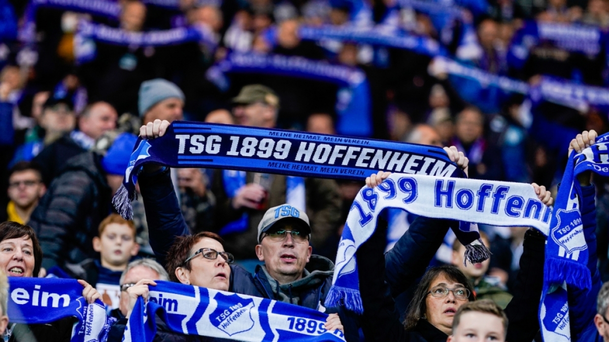 Mit ihren Schals in der Luft zeigen die Fans vom TSG 1899 Hoffenheim, wem ihr Herz geh&ouml;rt. (Symbolbild) (Foto)