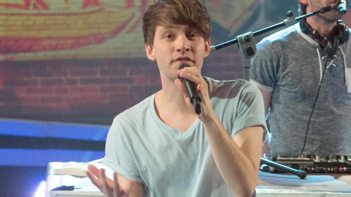 Lukas Nimscheck ist S&auml;nger der Band Deine Freunde. (Foto)