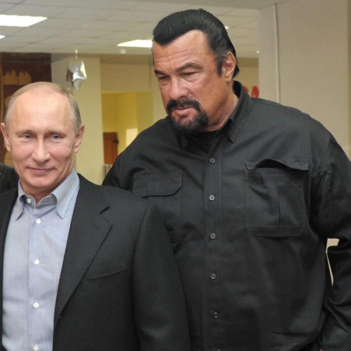Schauspieler Steven Seagal posiert in Wladimir Putins Todes-Knast